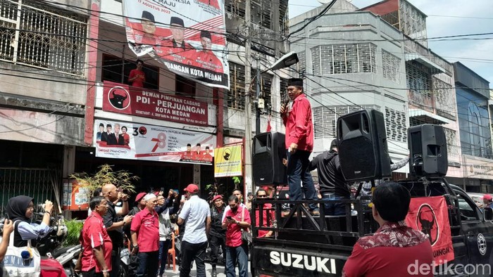 Para alumni pengurus dan simpatisan PDIP Kota Medan melakukan aksi di depan kantor DPC PDIP Kota Medan (Aprilda Ariana Sianturi/detikSumut)