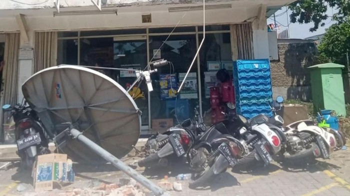 Parabola minimarket di Cileungsi, Bogor roboh akibat angin kencang, Selasa (12/9/2023). Empat motor pengunjung tertimpa.