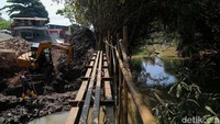 Alat berat seperti ekskavator terus bekerja di lokasi proyek jembatan.  