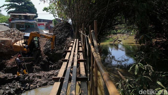 Pembangunan Jembatan Kali Angke Sejumlah pekerja tengah melakukan pembuatan konstruksi jembatan di Jalan AMD, Tangerang Selatan, Selasa (12/9/2023). Pekerjaan peninggian jembatan di Kali Angke ini merupakan bagian dari pengendalian banjir.