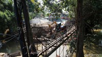 Pembangunan jembatan Kali Angke ini juga untuk menangani permasalahan banjir.  