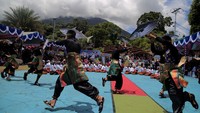 Festival tersebut mengangkat tema Menjaring Kekuatan di atas Sampan dengan menampilkan 150 penari dan Ritual Foladamo.  