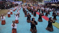 Sejumlah penari menampilkan tarian kolosal pada pembukaan Festival Kampung Nelayan Tomalou (FKNT) 2023 di Kota Tidore Kepulauan, Maluku Utara, Selasa (12/9/2023).  