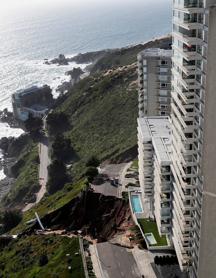 View of a massive landslide next to a building complex, after heavy rains hit Concon, Chile September 11, 2023. REUTERS/Rodrigo Garrido     TPX IMAGES OF THE DAY