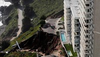 Pemandangan tanah longsor besar di samping kompleks bangunan, setelah hujan lebat melanda Concon, Chile, Senin (11/9/2023).