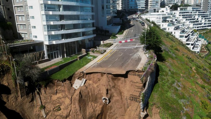 View of a massive landslide next to a building complex, after heavy rains hit in Concon, Chile August 24, 2023. REUTERS/Rodrigo Garrido
