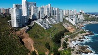 Sebagian lereng bukit dan jalan runtuh yang berjarak hanya 15 meter dari kompleks apartemen mewah tersebut.
