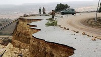 Longsor memutus arus lalu lintas di salah satu ruas jalan di Shahhat, Libya. Reuters/Omar Jarhman. 
