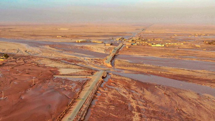 Penampakan Banjir dan Longsor Akibat Badai 'Daniel' di Libya Badai 'Daniel' melanda Libya, Senin (11/9/2023) waktu setempat. Badai ini menyebabkan banjir dan tanah longsor. Ini penampakannya.
