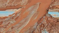 Jalanan itu putus setelah diterjang banjir yang dipicu oleh badai Daniel. Libya Al-Hadath/Handout via Reuters.  