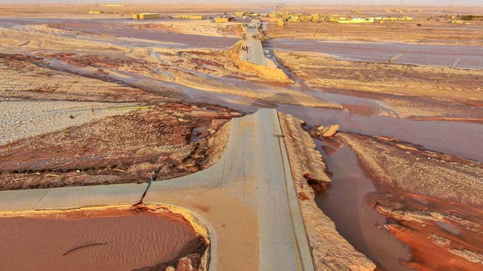 Penampakan Jalan Putus dan Jembatan Rusak Diterjang Banjir di Libya Banjir yang dipicu oleh Badai 'Daniel' melanda Libya, Senin (11/9/2023) waktu setempat. Banjir mengakibatkan jalan dan jembatan rusak. Ini penampakannya.