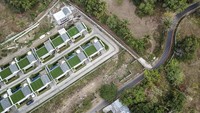 Berkembangnya pariwisata di kawasan Senggigi membuat sejumlah perbukitan di daerah tersebut mulai dialihfungsikan.  