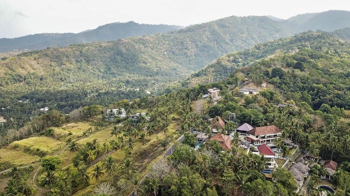 Foto udara sejumlah bangunan villa yang berada di atas bukit Batulayar, kawasan wisata Senggigi, Kecamatan Batulayar, Lombok Barat, NTB, Selasa (12/9/2023). Berkembangnya pariwisata di kawasan Senggigi membuat sejumlah perbukitan di daerah tersebut mulai dialihfungsikan menjadi bangunan villa untuk dijual dan disewakan ke wisatawan. ANTARA FOTO/Ahmad Subaidi/rwa.