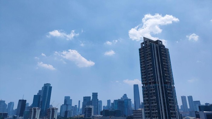 Penampakan langit Jakarta cerah berwarna biru dan berawan