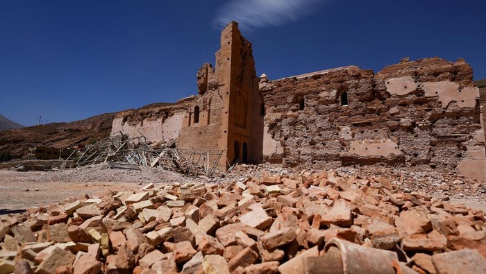 Penampakan Masjid Bersejarah Tinmel Rusak Akibat Gempa Maroko A man walks near Tinmel Mosque, which was damaged by the deadly earthquake, in Tinmel, Morocco, September 11, 2023. REUTERS/Hannah McKay TPX IMAGES OF THE DAY