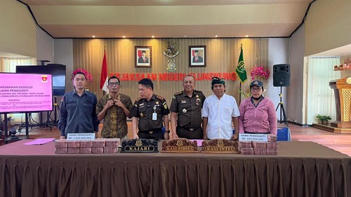 Pengembalian uang sebesar RP 1,6 miliar dari keluarga terpidana korupsi LPD Desa Ped Nusa Penida ke Ke Kejaksaan Klungkung, Selasa (12/9/2023). (Putu Krista/detikBali)