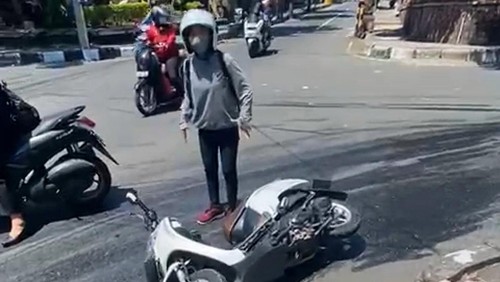 Pengendara motor terjatuh di simpang Jalan Ksatria, Karangasem karena ada tumpahan minyak.