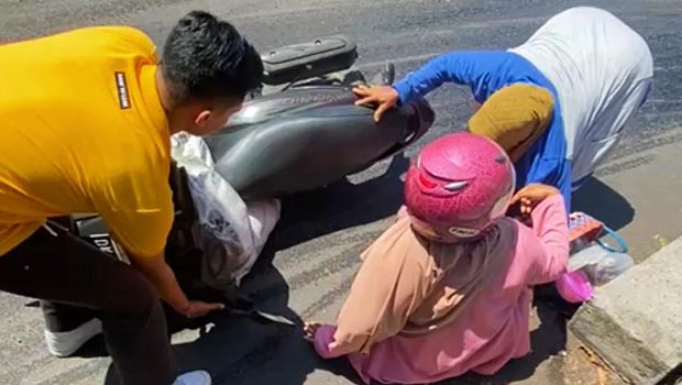 Pengendara motor terjatuh di simpang Jalan Ksatria, Karangasem karena ada tumpahan minyak.