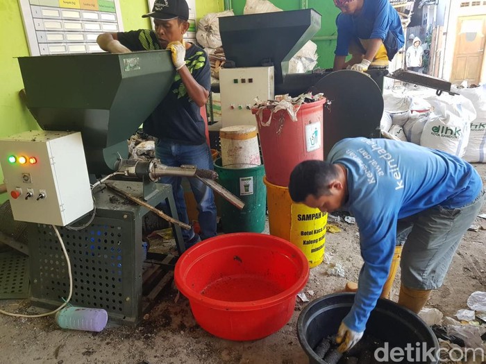Pengolahan sampah menjadi briket di Bandung.