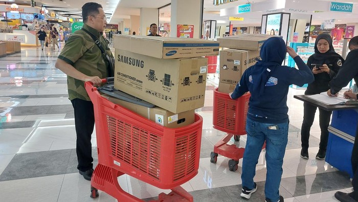 Pengunjung Boron AC di Transmart Full Day Sale