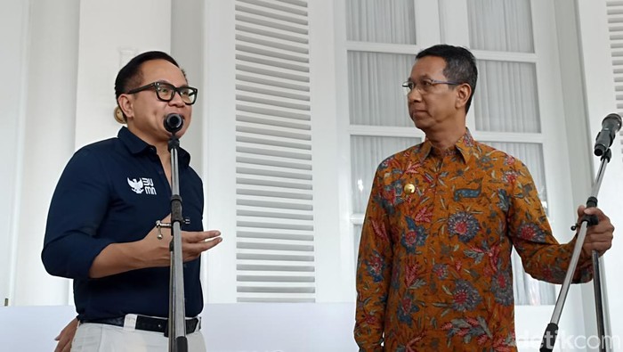 Penjabat (Pj) Gubernur DKI Jakarta Heru Budi Hartono bertemu dengan Wakil Menteri BUMN Kartika Wirjoatmojdo (Tiara Aliya/detikcom)