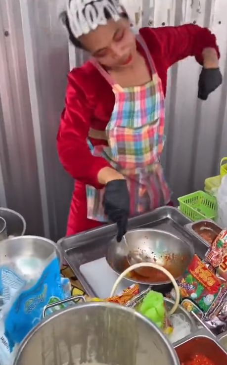 Viral! Penjual Bihun yang Nyentrik dan Heboh Ini Hibur Pelanggannya