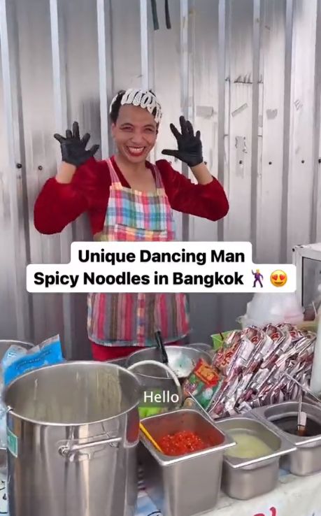 Viral! Penjual Bihun yang Nyentrik dan Heboh Ini Hibur Pelanggannya