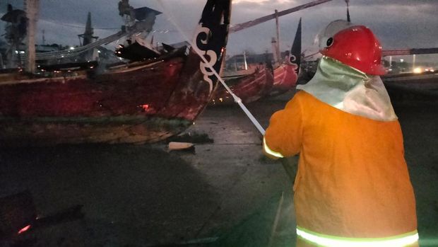 perahu banyuwangi terbakar