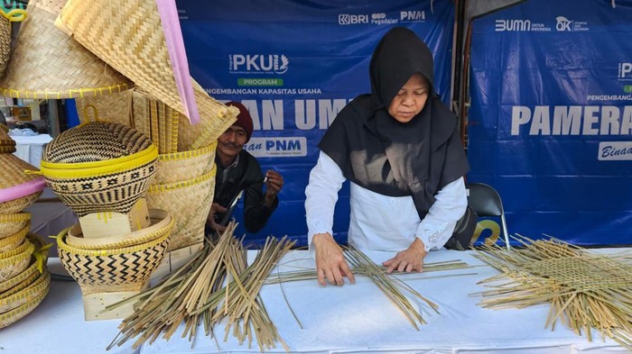Perajin anyaman bambu di Garut yang dibina oleh PNM