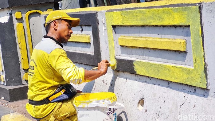 Petugas Bina Marga Cat Jembatan Sumenep Petugas bina marga melakukan pengecetan jembatan di Jalan Sumenep, Jakarta Pusat, Selasa (12/9/2023). Pengecatan dilakukan karena kondisi jembatan sudah kusam dan banyak vandalisme sehingga terlihat kumuh. Hal ini guna mempercantik kota.