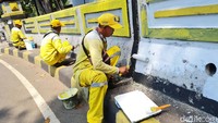 Jembatan dicat ulang agar tidak terlihat kumuh.  