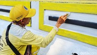 Pengecatan dilakukan untuk mempercantik jembatan.  
