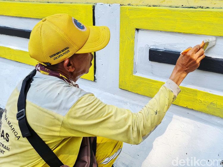 Biar Kinclong, Jembatan Sumenep Jakarta Dicat Ulang