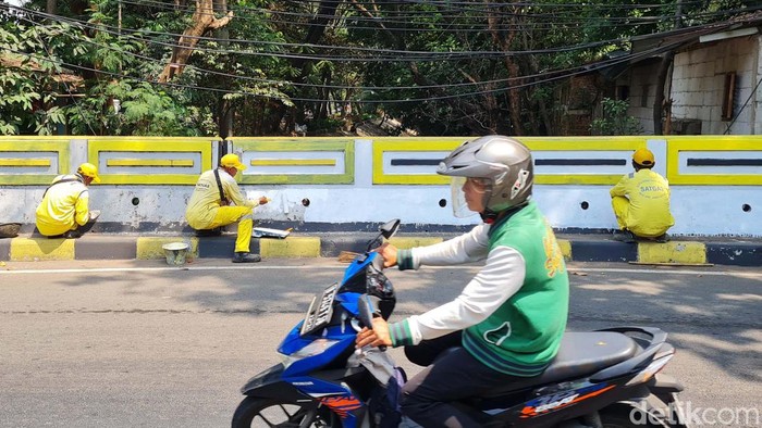 Petugas bina marga melakukan pengecetan jembatan di Jalan Sumenep, Jakarta Pusat, Selasa (12/9/2023). Pengecatan dilakukan karena kondisi jembatan sudah kusam dan banyak vandalisme sehingga terlihat kumuh. Hal ini guna mempercantik kota.