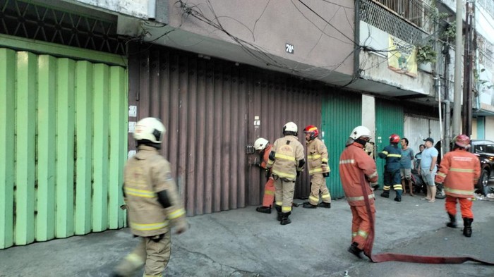 Petugas Damkar kecele, ruko di Pegirian Surabaya keluarkan asap tebal ternyata sedang fogging.