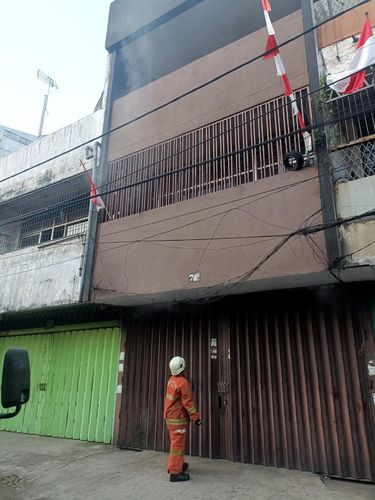 Petugas Damkar kecele, ruko di Pegirian Surabaya keluarkan asap tebal ternyata sedang fogging.