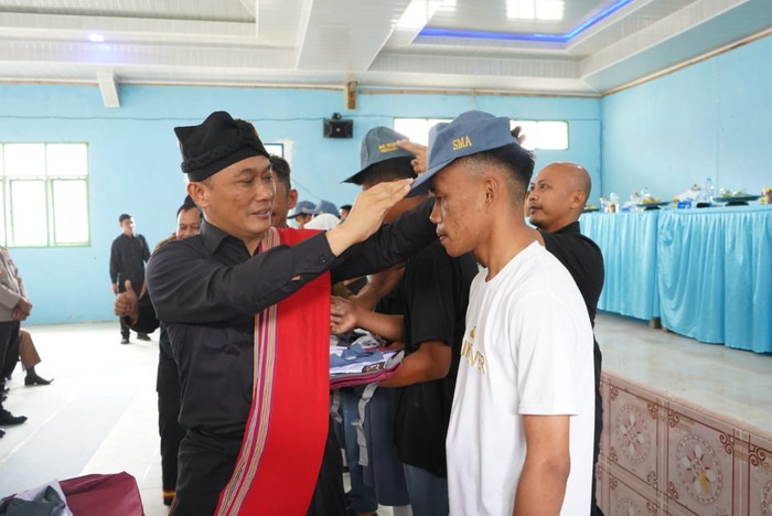 Pj Gubernur Sulbar Prof Zudan Arif Fakrulloh mengunjungi SMA Negeri 1 Mamasa. Dalam kunjungannya, ia mengajak tenaga pendidik untuk bersama-sama memerangi masalah Anak Tidak Sekolah (ATS).