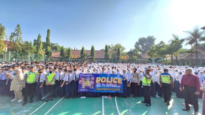 Police goes to school, Polres Depok kampanye anti-bullying di SMA di Kota Depok.