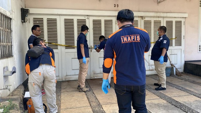 Polisi Gelar Olah TKP Kasus Ibu dan Anak Tinggal Kerangka di Depok