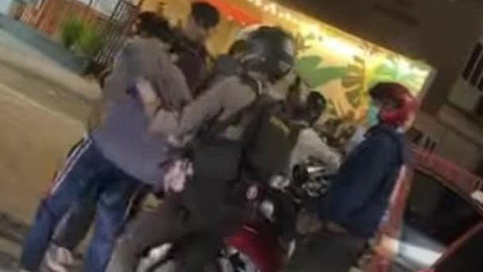 Polisi menangkap pelaku tabrak lari motor polisi yang sedang patroli di Gowa, Sulsel.
