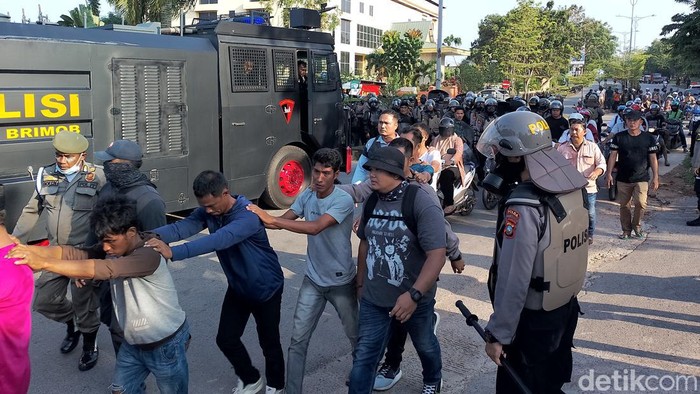 Polisi mengamankan puluhan orang pasca bentrok demo di Batam. (Foto: Alamudin Hamapu/detikSumut)