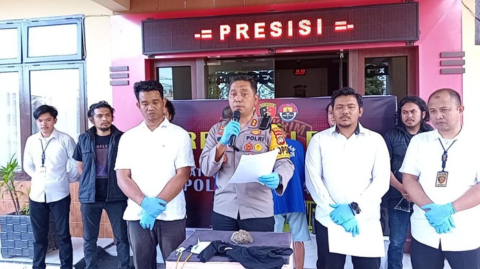 Polisi merilis penangkapan pelaku pembusuran berinisial KH (17) di Bantaeng, Sulsel.