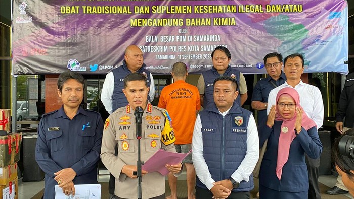 Polresta Samarinda saat menggelar konferensi pers terkait peredaran jamu kuat tradisional.