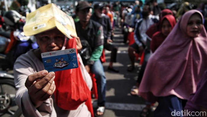 Pengambilan pangan bersubsidi sudah bisa dilakukan di kawasan Food Station Cipinang, Jaktim, Selasa (12/9/2023). Antrean warga yang ingin melakukan pengambilan pun membludak.
