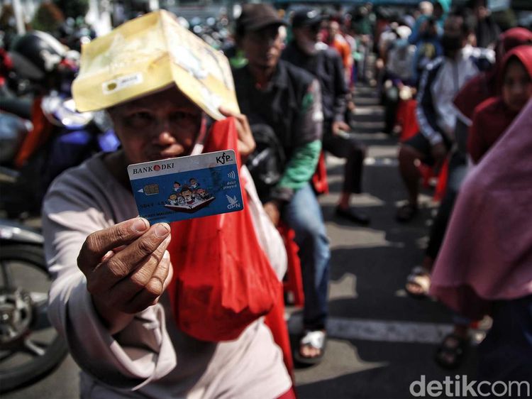 Potret Membludaknya Antrean Pengambilan Sembako Subsidi di Cipinang