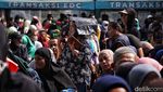 Potret Membludaknya Antrean Pengambilan Sembako Subsidi di Cipinang