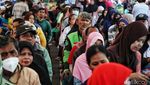 Potret Membludaknya Antrean Pengambilan Sembako Subsidi di Cipinang
