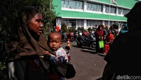 Sebagian warga antre dengan mengajak anaknya yang masih balita.  