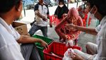 Potret Membludaknya Antrean Pengambilan Sembako Subsidi di Cipinang