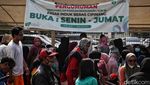 Potret Membludaknya Antrean Pengambilan Sembako Subsidi di Cipinang